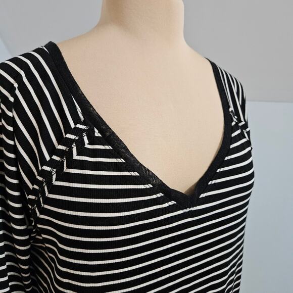 Weekend Suzanne Betro Black White Striped Exposed Seam V Neck Tunic Top Large - Picture 9 of 11